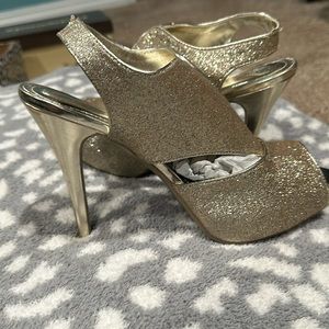 New in box gold heel size 8.5